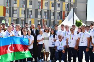 Ильхам Алиев и первая леди Мехрибан Алиева встретились со спортсменами, представляющими нашу страну на V Играх исламской солидарности