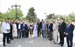 Ильхам Алиев и Первая леди Мехрибан Алиева приняли участие в открытии памятника Муслиму Магомаеву в Бакинском приморском национальном парке