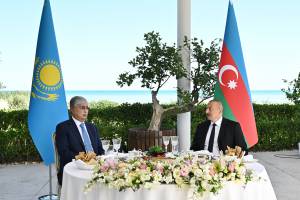 Ilham Aliyev hosted official reception in honor of President of Kazakhstan Kassym-Jomart Tokayev