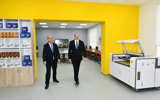 Ильхам Алиев ознакомился с условиями, созданными в здании школы номер 2, заново отстроенной в поселке Сарай