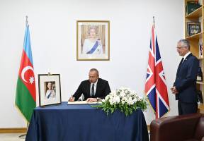 Ильхам Алиев посетил посольство Великобритании в Азербайджане и выразил соболезнование в связи с кончиной Королевы Елизаветы II