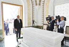 Ильхам Алиев посетил мавзолей Первого Президента Ислама Каримова в Самарканде