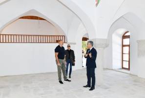 Ильхам Алиев и первая леди Мехрибан Алиева ознакомились с ходом восстановительных работ в комплексе имения Мехмандаровых в Шуше