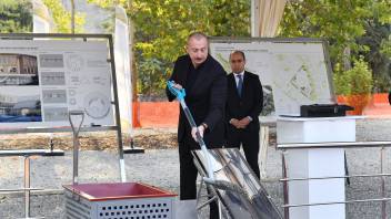 Ильхам Алиев и первая леди Мехрибан Алиева приняли участие в церемонии закладки фундамента здания школы в городе Зангилан
