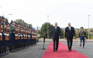 В городе Джебраил проходит церемония официальной встречи Президента Турции Реджепа Тайипа Эрдогана