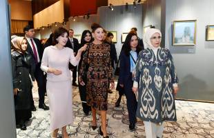 Первая леди Азербайджана Мехрибан Алиева ознакомилась в Самарканде с выставкой «Краски Узбекистана»