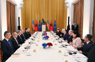 В рамках официального ланча состоялась встреча президентов Азербайджана и Албании в расширенном составе