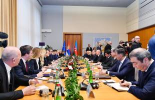 Состоялась встреча Ильхама Алиева с Президентом Сербии Александром Вучичем в расширенном составе