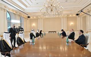 Ильхам Алиев принял министра по делам правительства Объединенных Арабских Эмиратов
