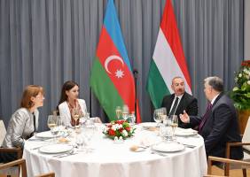 В Будапеште в честь Президента Ильхама Алиева и первой леди Мехрибан Алиевой дан официальный обед