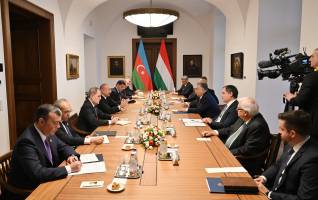 Состоялась встреча Ильхама Алиева с премьер-министром Венгрии Виктором Орбаном в расширенном составе