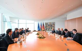 Состоялась встреча Ильхама Алиева с Канцлером Германии Олафом Шольцем в расширенном составе