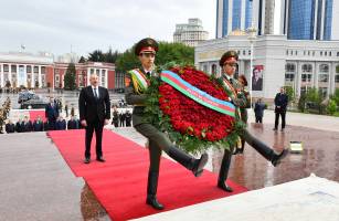 Ilham Aliyev visited statue of Ismoil Somoni in Dushanbe