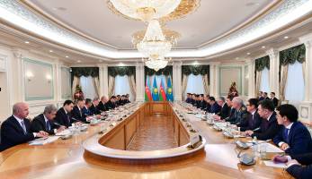 Состоялась встреча президентов Азербайджана и Казахстана в расширенном составе