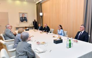 Ilham Aliyev and First Lady Mehriban Aliyeva conversed with ophthalmologists who were concurrently working with academician Zarifa Aliyeva