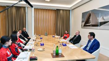 Ильхам Алиев и первая леди Мехрибан Алиева встретились с турецкими спортсменками, посвятившими свою победу на чемпионате Европы по тяжелой атлетике Азербайджану
