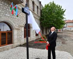 Ильхам Алиев и первая леди Мехрибан Алиева приняли участие в открытии вывески улицы Железный кулак в Шуше