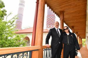 Ильхам Алиев, первая леди Мехрибан Алиева и члены их семьи приняли участие в открытии в Шуше мечети Юхары Говхар Ага после работ по капитальной реконструкции и реставрации