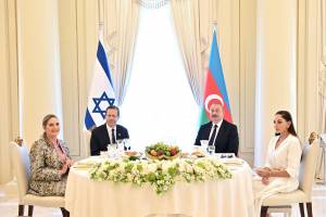 От имени Ильхама Алиева и первой леди Мехрибан Алиевой был дан официальный ланч в честь Президента Государства Израиль Ицхака Герцога и первой леди Михаль Герцог