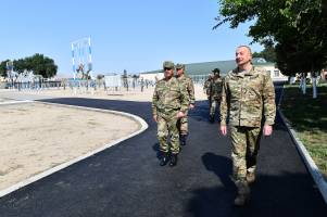 Ilham Aliyev viewed conditions created at one of commando military units of Ministry of Defense, and presented battle flag to military unit