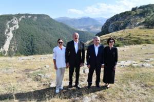 Президенты Азербайджана и Узбекистана и их супруги посетили Шушу