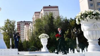 Ильхам Алиев посетил памятник великому лидеру Гейдару Алиеву в городе Сумгайыт