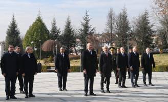 İlham Əliyev Ankarada Ulu Öndər Heydər Əliyevin abidəsini ziyarət edib