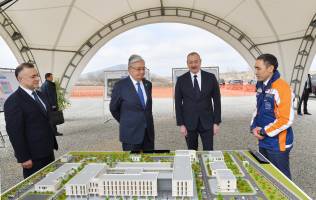 Ильхам Алиев и Президент Республики Казахстан Касым-Жомарт Токаев ознакомились с проектом Центральной районной больницы, которая будет построена в Физули