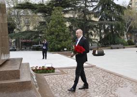 Ильхам Алиев посетил памятник великому лидеру в Гяндже