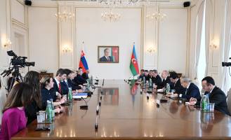 Началась встреча Ильхама Алиева с премьер-министром Словакии в расширенном составе