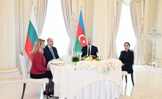 От имени Ильхама Алиева и первой леди Мехрибан Алиевой был дан официальный обед в честь Президента Республики Болгария Румена Радева