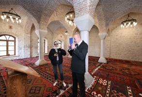 Ильхам Алиев и первая леди Мехрибан Алиева приняли участие в открытии после реставрации мечети Мамайы в Шуше