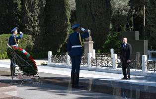 Ilham Aliyev and First Lady Mehriban Aliyeva visited tomb of National Leader Heydar Aliyev in Alley of Honors