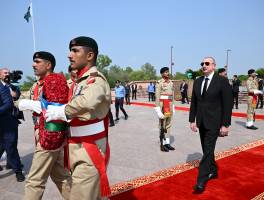 Ильхам Алиев посетил национальный мемориал в Исламабаде