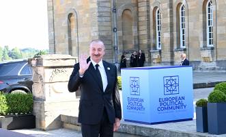 Ильхам Алиев находится с рабочим визитом в Великобритании для участия в 4-м Саммите Европейского политического сообщества