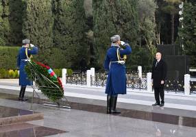 Ильхам Алиев и первая леди Мехрибан Алиева посетили могилу общенационального лидера Гейдара Алиева
