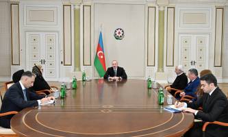 Ilham Aliyev met with families of crew members killed in plane crash and surviving flight attendants