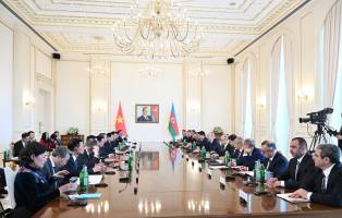Ilham Aliyev’s expanded meeting with General Secretary of Central Committee of Communist Party of Vietnam commenced