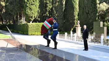 Ilham Aliyev and First Lady Mehriban Aliyeva visited tomb of National Leader Heydar Aliyev at Alley of Honors