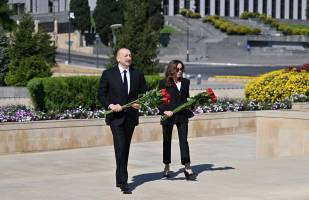 İlham Əliyev və birinci xanım Mehriban Əliyeva Faşizm üzərində Qələbə uğrunda mübarizədə həlak olan Azərbaycan övladlarının xatirəsini ehtiramla yad ediblər