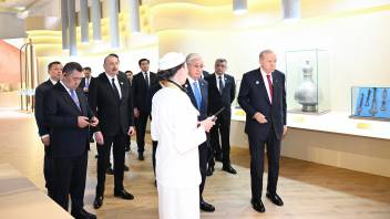 İlham Əliyev və TDT-nin qeyri-rəsmi Zirvə görüşünün digər iştirakçıları Türküstanda bir sıra mədəni məkanlarla tanış olublar