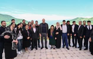 İlham Əliyev Şuşanın Böyük Qaladərəsi kəndində görülən işlərlə tanış olub, sakinlərlə görüşüb