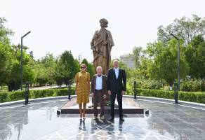Ilham Aliyev attended the unveiling ceremony of a monument to architect Ajami Nakhchivani at the “Ajami Seyrangahi” recreation complex in Nakhchivan city
