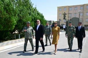 Ilham Aliyev attended ceremony to present Battle Flags to newly established commando military units of Separate Combined Arms Army