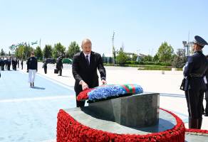 Ильхам Алиев посетил Монумент независимости в Ташкенте