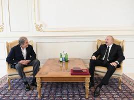 İlham Əliyev Fərhad Xəlilova “İstiqlal” ordenini təqdim edib