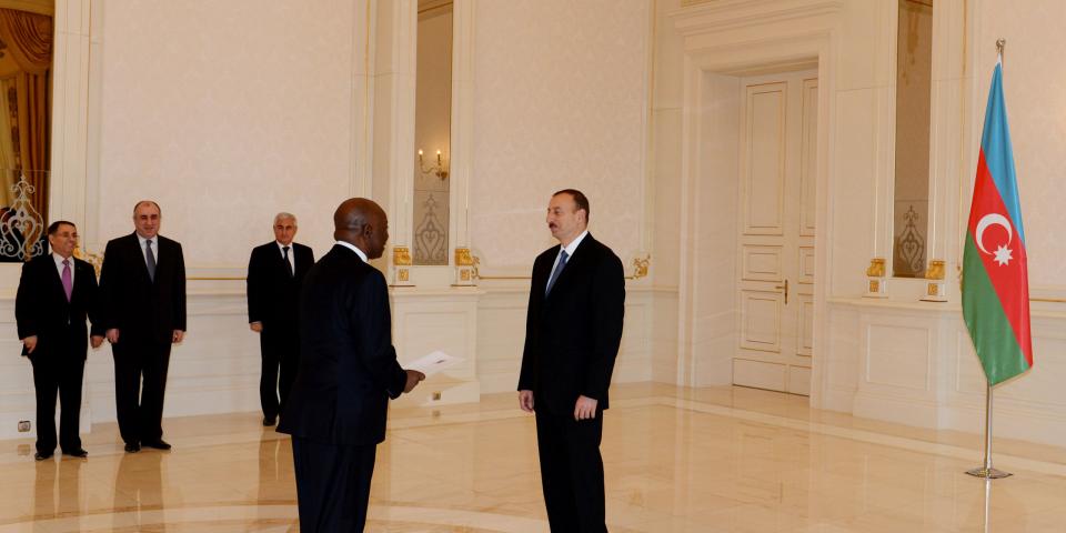 Ilham Aliyev accepted the credentials from the newly-appointed Ambassador of Zimbabwe to Azerbaijan