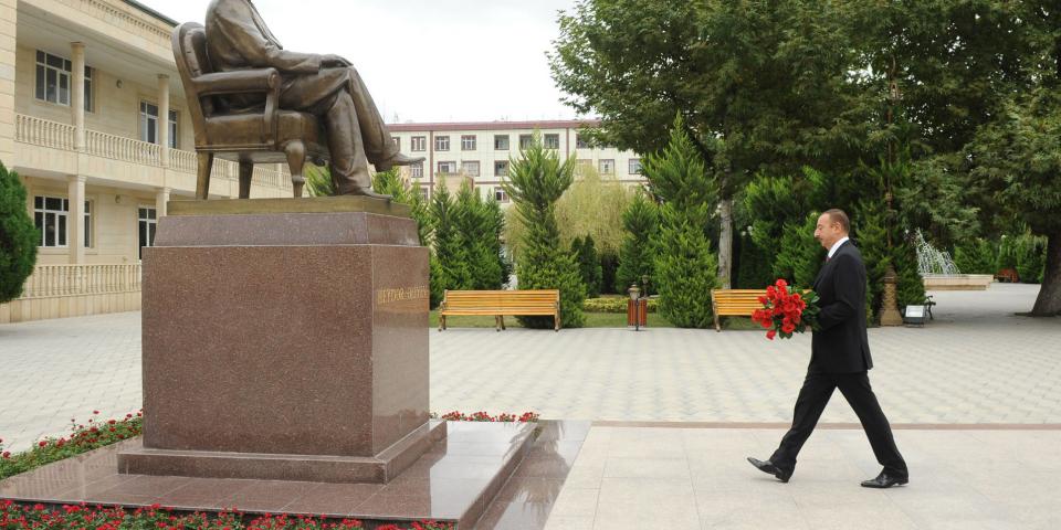 Ilham Aliyev visited a statue of nationwide leader Heydar Aliyev in Khachmaz