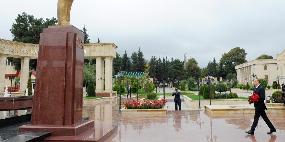 Ilham Aliyev visited a statue of nationwide leader Heydar Aliyev in Agsu