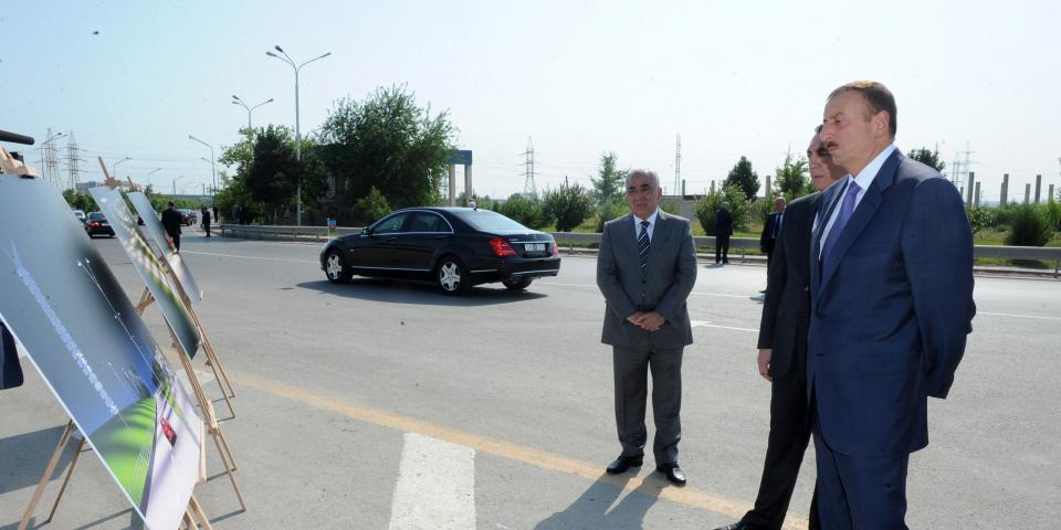 Ilham Aliyev reviewed the stands reflecting the forthcoming reconstruction work at the entrance to and in Sumgayit
